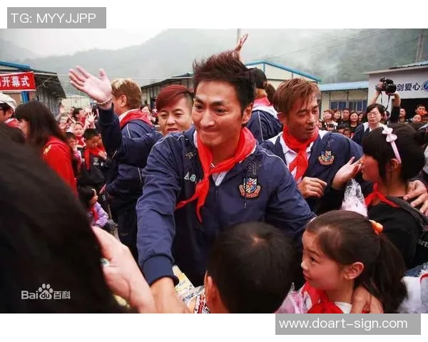 成龙与足球明星同框合影展现友谊与运动精神的精彩瞬间